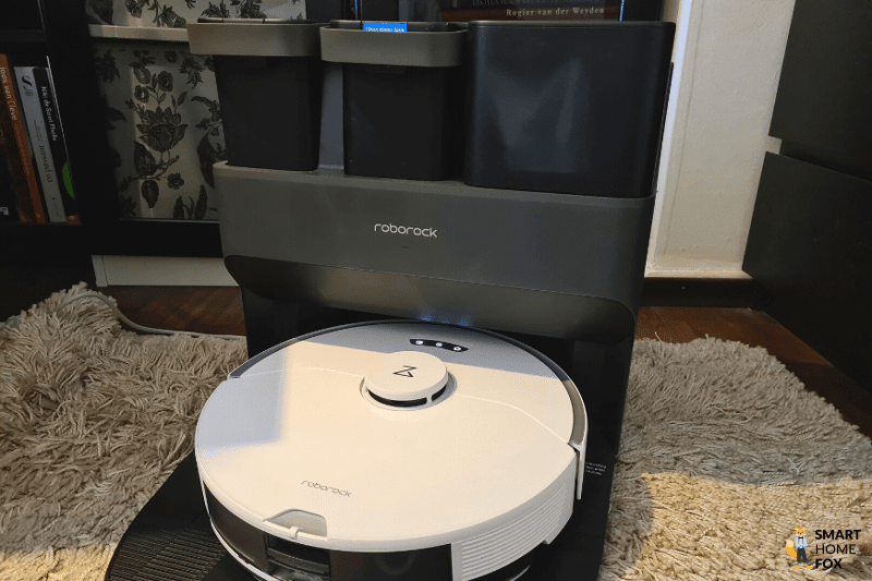 Ein schwarzer Roborock S7 Saugroboter steht an einer weißen Ultra Station.